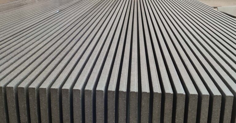 imagem de bloco de basalto corta com fios diamantados da kosmo