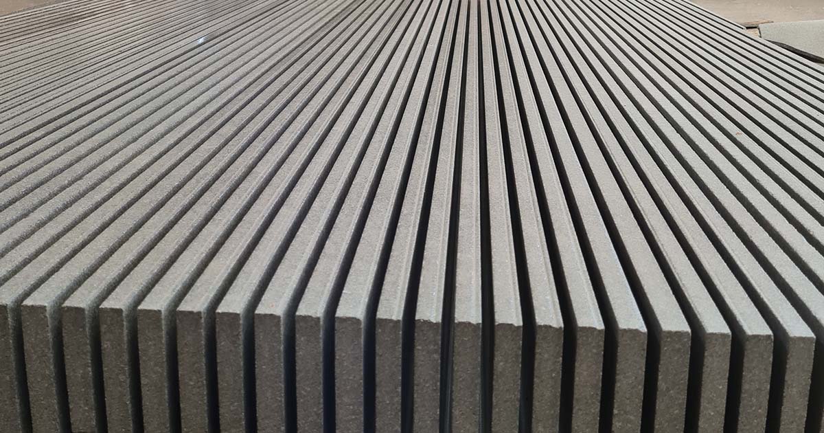 imagem de bloco de basalto corta com fios diamantados da kosmo